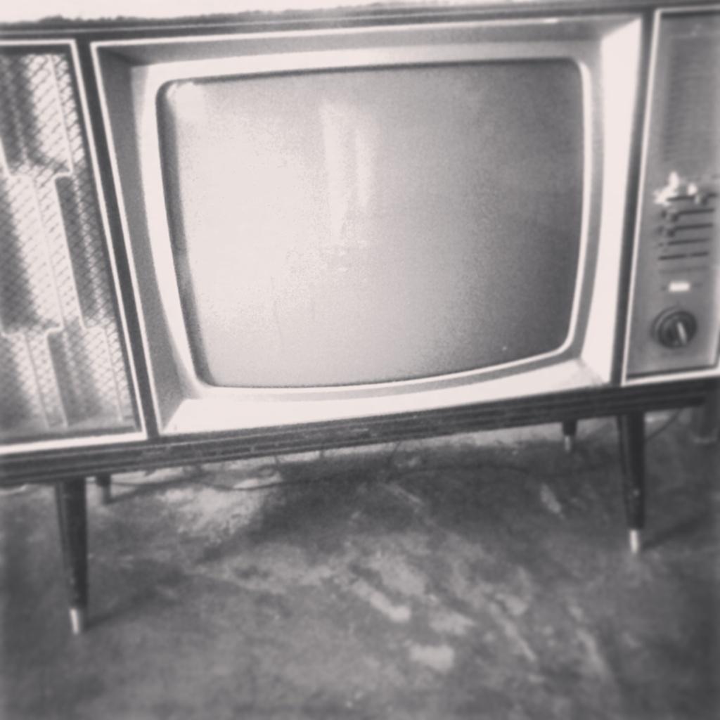 MaryDeWolff's tweet photo. Mi televisor bien nuevo jaja #LasReliquiasDeLaAbuela #OldTv #vintage http://t.co/kjb6FHIwU0