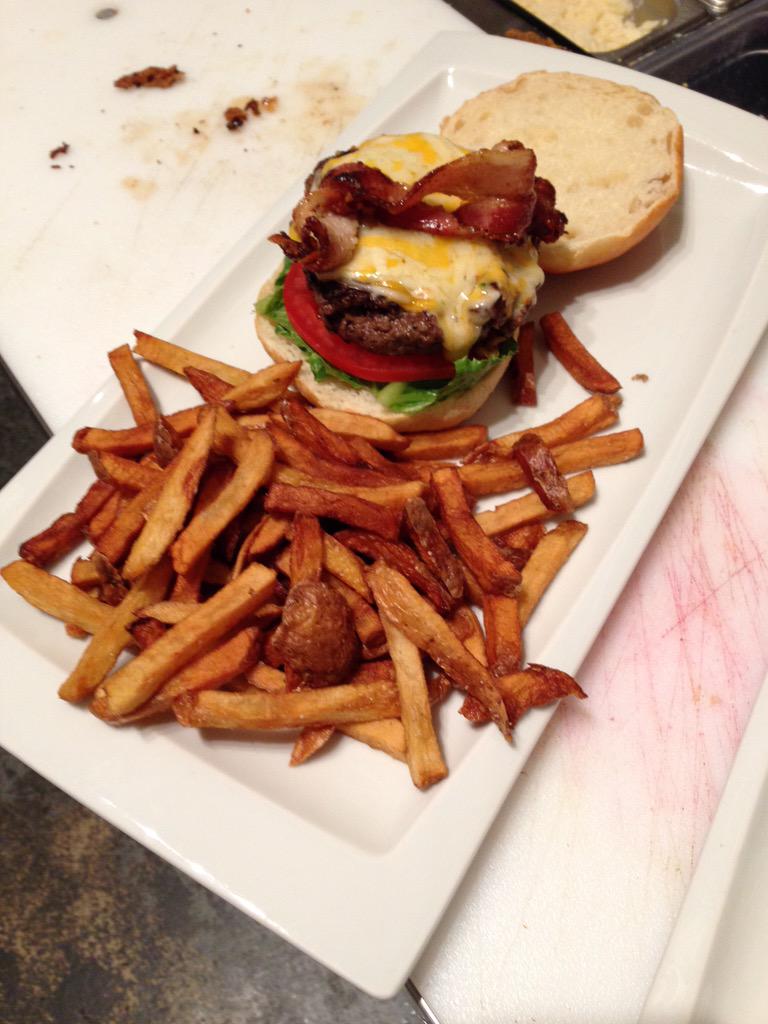AdvancedKAcad's tweet photo. Ultimate Burger w/fries!! Cause it's just that kinda night!! @thekingswaybia @TorontosAwesome @BarToronto http://t.co/nBdagHk8ty