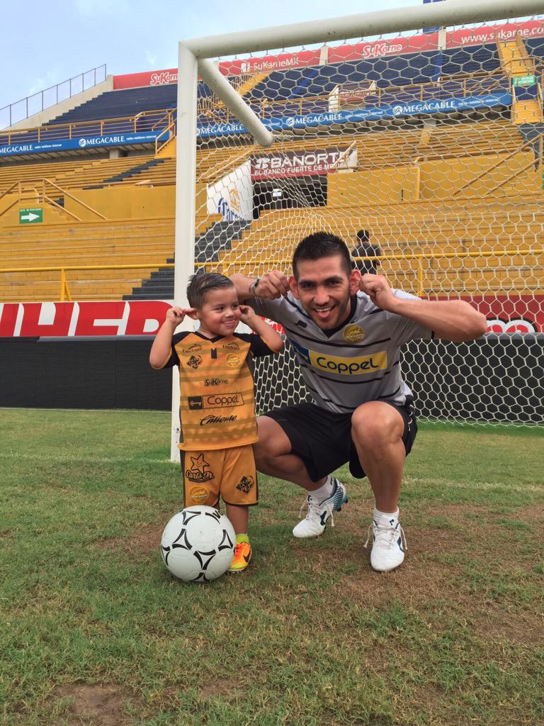 OcyeLeal's tweet photo. Porque un futbolista nunca jugará solo⚽️.
Gracias @RaulEz10 #PequeñoGranPez 🐠 http://t.co/pBqGV4DaMg