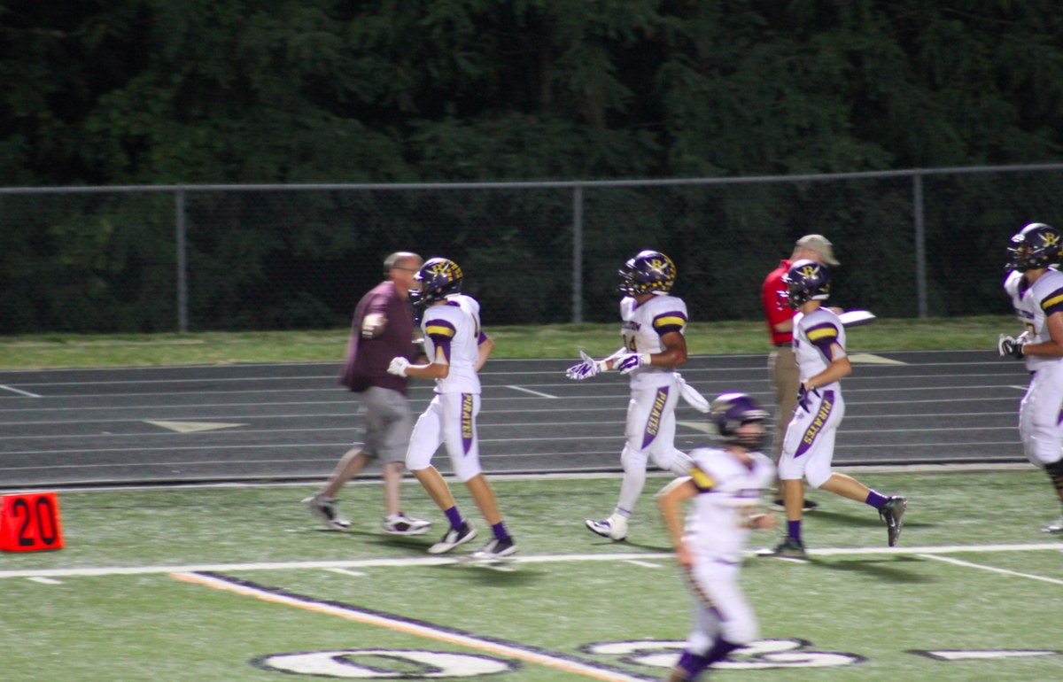 kmbc's tweet photo. Zach Willis comes to the sidelines after his 5TH TOUCHDOWN!  @BeltonSchools up 43-24 on @PCHSAthletics1.  #HyVeeGOTW http://t.co/CgSLFFTpaZ