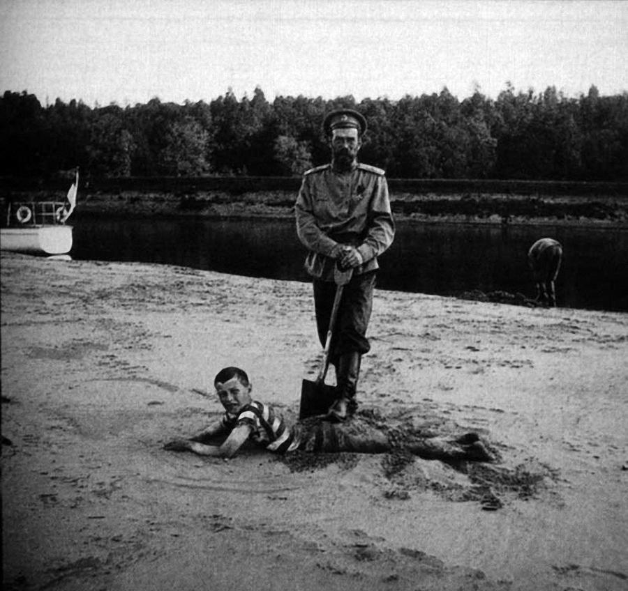 Николай II и цесаревич Алексей на берегу Днепра. Окрестности Могилёва. Россия. 1916г.