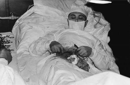Советский хирург Леонид Рогозов оперирует сам себя в Антарктиде. 1961 г.