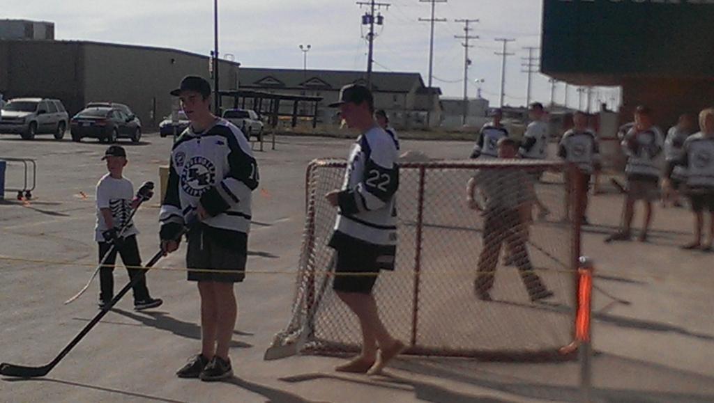 chappy6721's tweet photo. @KlippersHockey fun and games in the Kindersley Mall parking lot local kids vs Klippers #onewiththecommunity http://t.co/9xH9GQiZwN