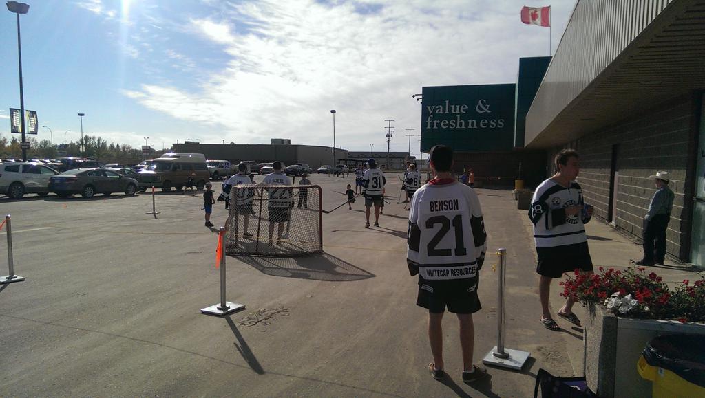 chappy6721's tweet photo. @KlippersHockey fun and games in the Kindersley Mall parking lot local kids vs Klippers #onewiththecommunity http://t.co/9xH9GQiZwN