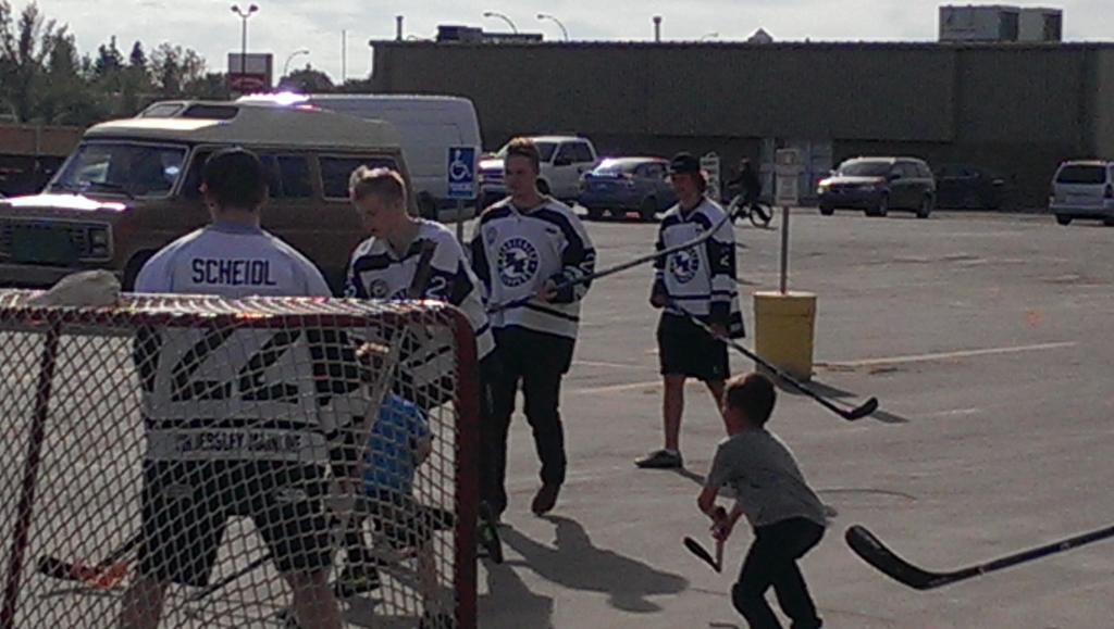 chappy6721's tweet photo. @KlippersHockey fun and games in the Kindersley Mall parking lot local kids vs Klippers #onewiththecommunity http://t.co/9xH9GQiZwN