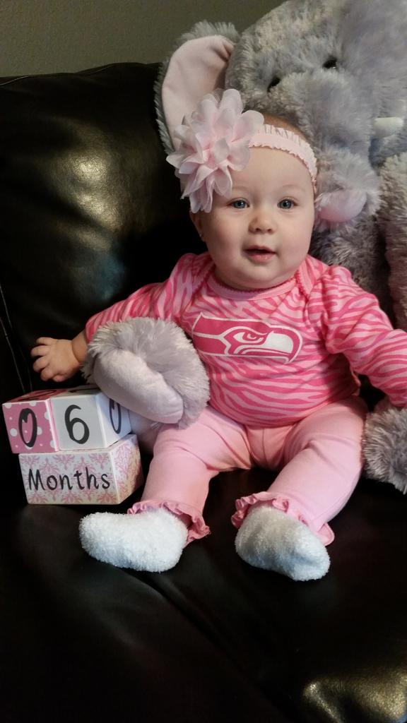 desiree_516's tweet photo. #twelfie #king5 #seahawksbaby http://t.co/1WQtqfkpep