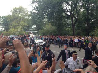 LatinoUSA's tweet photo. Live from #NYC, @Pontifex passes us as people cheer. #PopeinNY #PopeInNYC #PopsInUS http://t.co/9LkQZDY7il