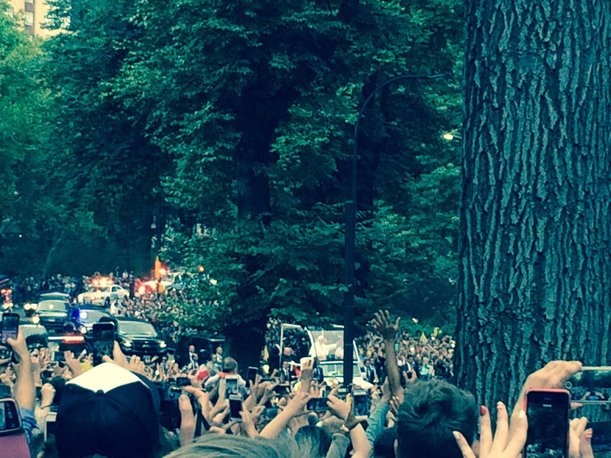 MCNewsRoom's tweet photo. Honored to welcome @Pontifex to Central Park today! #PopeinNYC #HigherEdWithPope http://t.co/EmI0pbPSAG