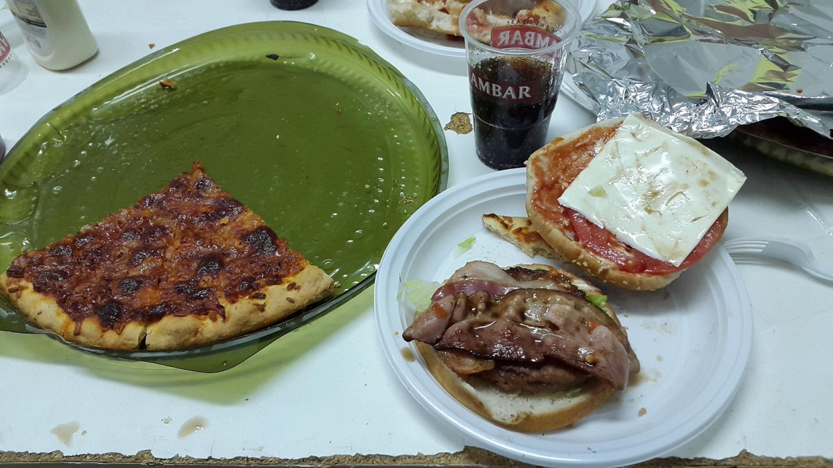 Arranca el mundial en el <a href="/CFBARDENAS/">CFBARDENAS</a> con la primera cena de cumpleaños de <a href="/RaulSarria/">Raúl Sarría.</a> y <a href="/AngoyIvan/">latinlover001</a> con  hamburguesas