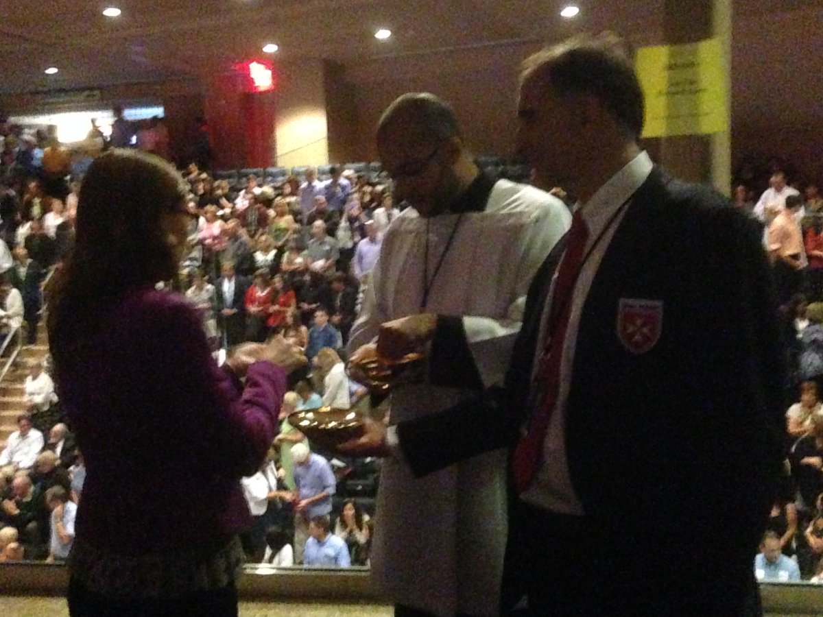 verahaller's tweet photo. Communion for tens of thousands. #MSG #popefrancis http://t.co/rtZ5hqZt1Z