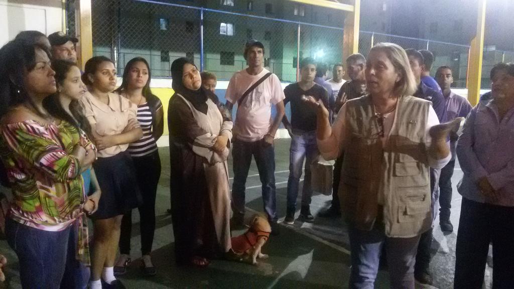 perezmateresa's tweet photo. 06:53pm Los vecinos de la Urb. La Sucre nos reciben y están claritos que este es el momento histórico del #Cambio http://t.co/3WT1uyKsJn