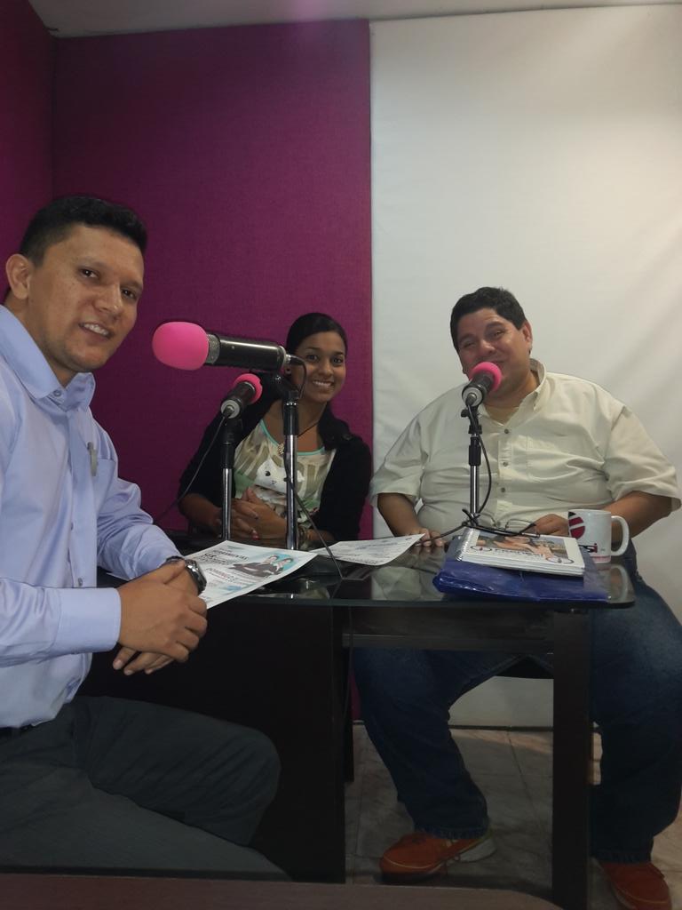 javierrumbosp's tweet photo. En vivo con @NapoleonRivero @lagranrochela @frenesifm @EscuelaELIGE http://t.co/kMyYyVJXSi