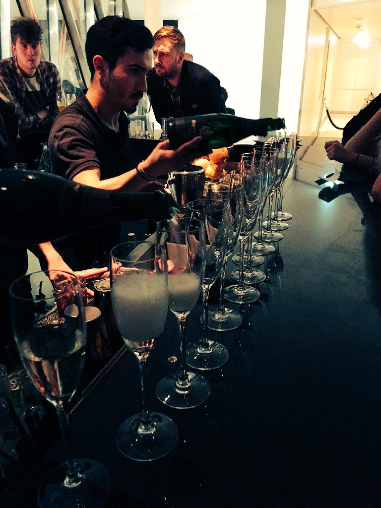 damoakaflash's tweet image. Bubbles! #iPhone6sOnO2 #WearTheRose