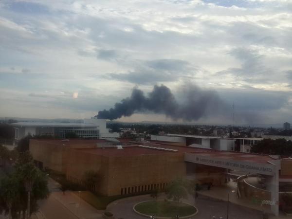 alphagreenLeon's tweet photo. Vista de la cortina de humo desde Torre Nissan. Incendio en Plastirama en Central de Abastos #León http://t.co/VxWEfz6003