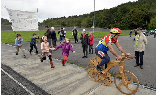 cyclelicious's tweet photo. One hour record … with a wooden bicycle? http://t.co/uGE97KrhzR http://t.co/F7Rpu9HxL4