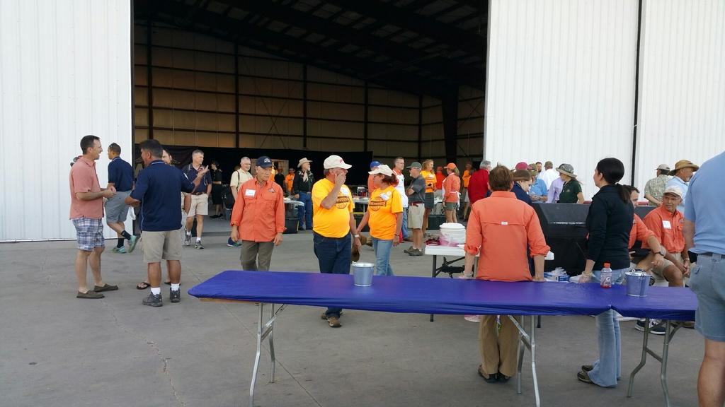 flywithaopa's tweet photo. It's time to eat #AOPA barnstormers style! #AOPACOS15 http://t.co/XT9q2YoBnA