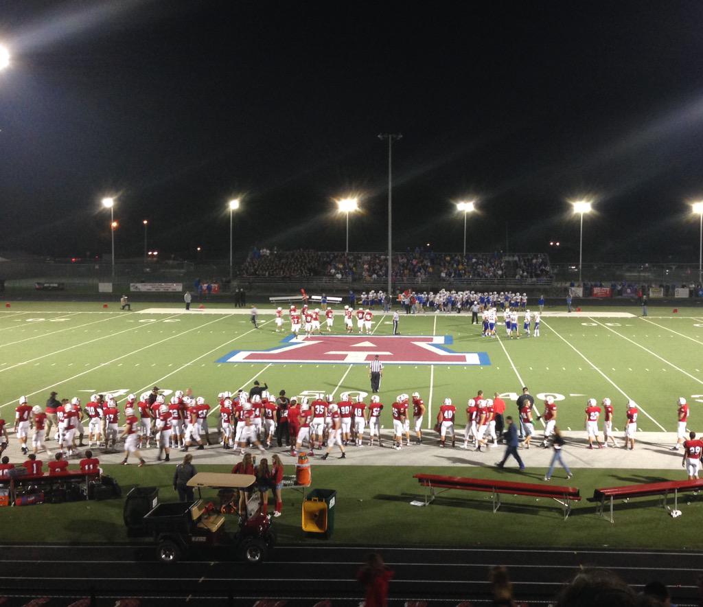 twilightreader3's tweet image. #fridaynightlights @Arrowheadschool @ArrowheadFB @AHS_BoosterClub @Arrowhead_DECA #homecoming #hawkfest 🏈