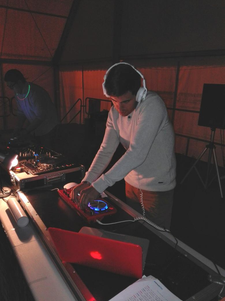 ElectronicCaos's tweet photo. @_alaydj_ @sergioalmodovar moviendo las fiestas de Guadarrama! Vamos #Ravefest @RaveFM_radio http://t.co/s6UumurnIy