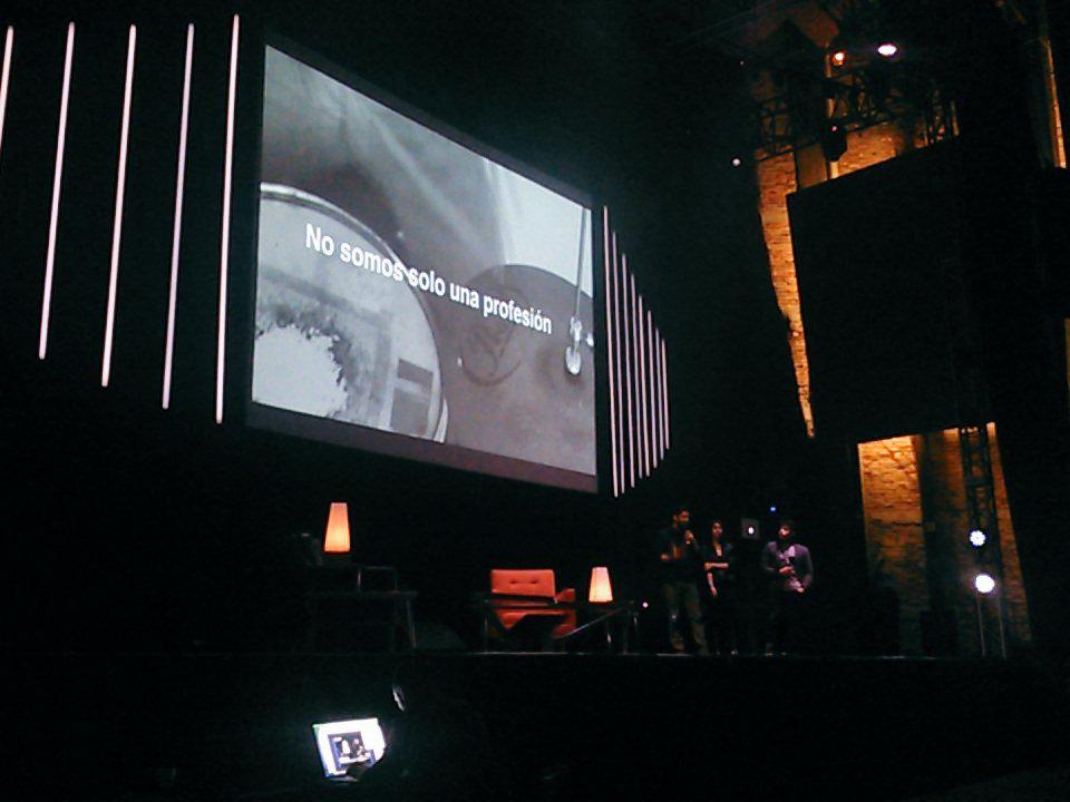 faLiahut's tweet photo. "No venimos a presentar portfolio. Queremos que conozcan en qué creemos." Dice el crew de Bienal Comunicación #OFFMx http://t.co/LUG8RHe9eF
