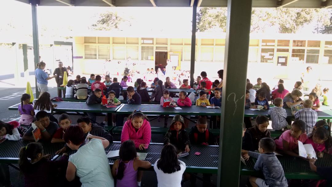 shearerElemen's tweet photo. Reading buddies enjoying books together! #transformingnvusd #reading http://t.co/xwTvwyxkIv