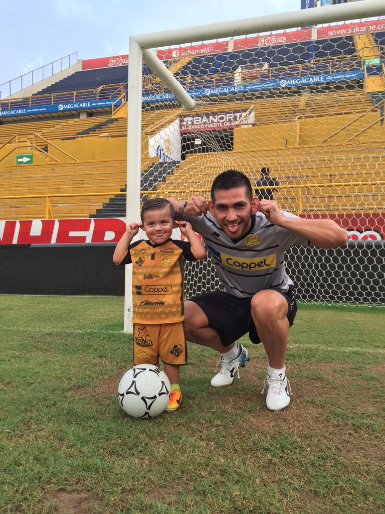 AldairMiranda's tweet photo. ¿Recuerdan al pequeño aficionado que festejaba como Raúl Enríquez? 

Gran detalle del delantero del Gran Pez. http://t.co/vRd7es5Fyy