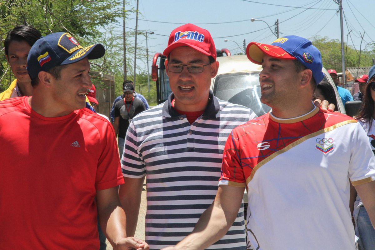 DanteRivasQ's tweet photo. Candidatos de la Patria recorriendo casa por casa en el sector Los Gómez, Municipio Tubores #LaAsambleaEsNuestra http://t.co/szWxAlH0KC