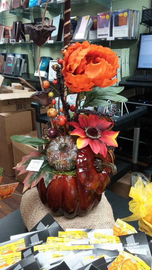 MistyWitcher1's tweet photo. #Ilovefall  and all of the beautiful creations I get to make!! #flowers #pumpkin http://t.co/Lr5YHRVSQ5