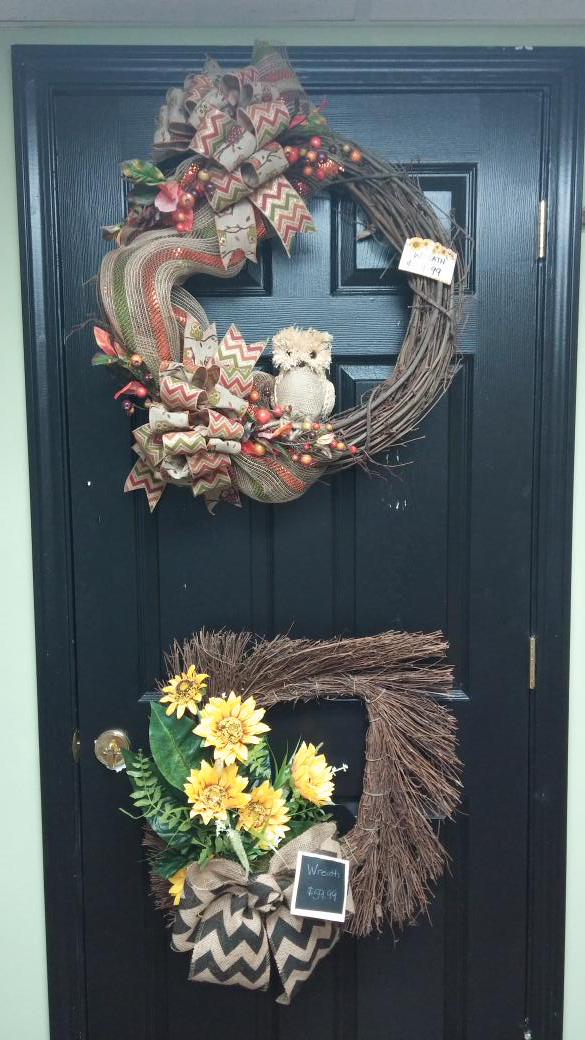 MistyWitcher1's tweet photo. #supercute #yougottahaveone #fallwreaths #ilovetomakewreaths http://t.co/dz69KERoLX