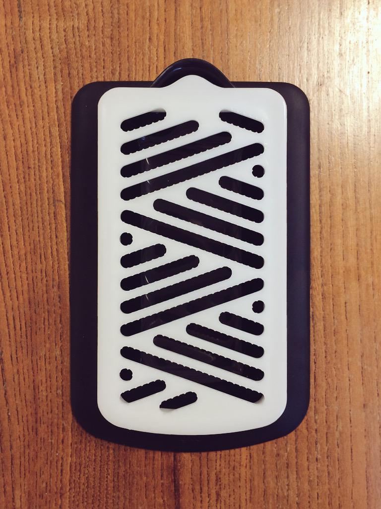 鈴木康広 Yasuhiro Suzuki 最近 大根おろしの作業にくたびれて ついに山中俊治さんのgood Grips 大根おろし器 を購入 さっそく構えてみたら 木版を刻むときの左手の感覚を思い出しました 脇役を応援する斬新なデザイン Http T Co Adwfphj7uo