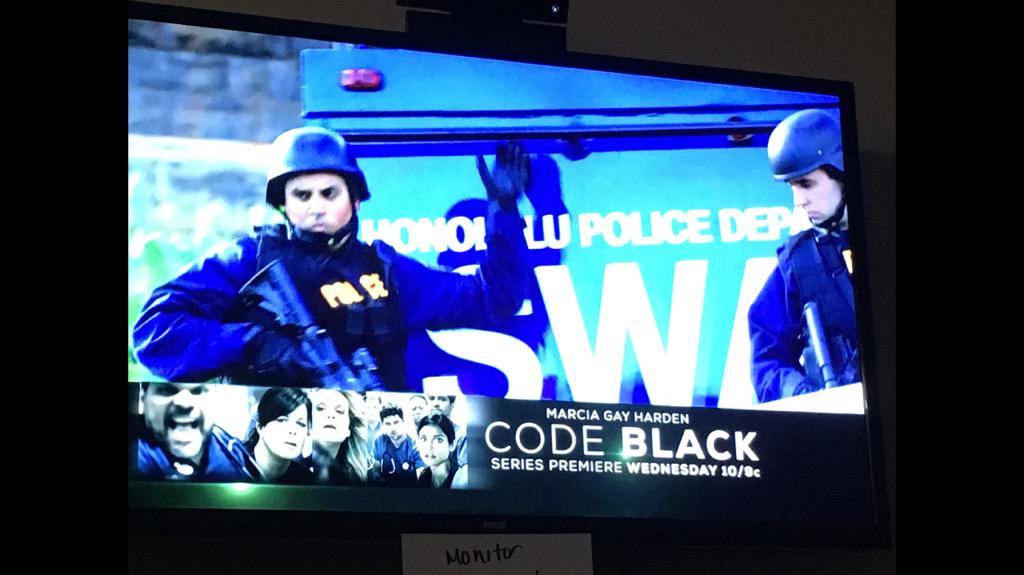 byjuliabyers's tweet image. My cousin played a SWAT team officer on @HawaiiFive0CBS tonight! #PracticallyFamous #KnewHimWhen