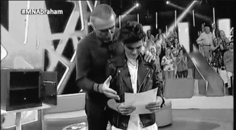 gimeetabarez's tweet photo. Fotos que quedaran para la historia..Sin palabras #Emocion #Orgullo #MenudaNocheConAM @AbrahamMateoMus http://t.co/xe6Voh56tu