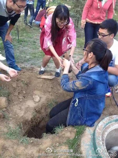 ยามในมหาวิทยาลัยหลานโจวประเทศจีน จับลูกหมาจรจัดมาฝังลงดินทั้งเป็น แต่ นศ รู้เลยมาขุดช่วยแล้วส่งคืนแม่มันทันที