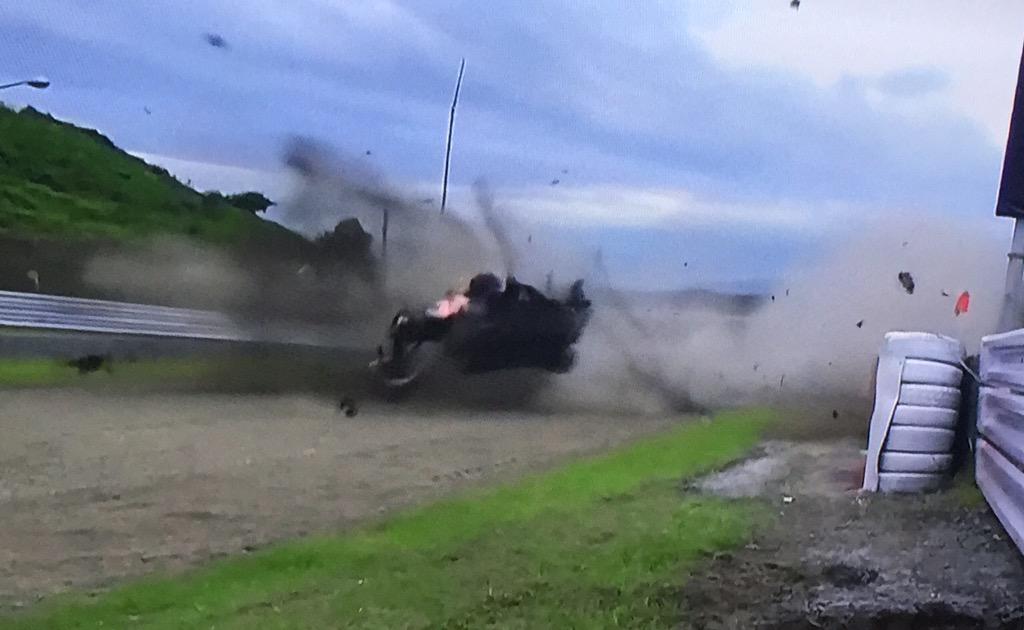 chacho_lml's tweet photo. Impresionante impacto de Kvyat http://t.co/OK2sXT9Unw