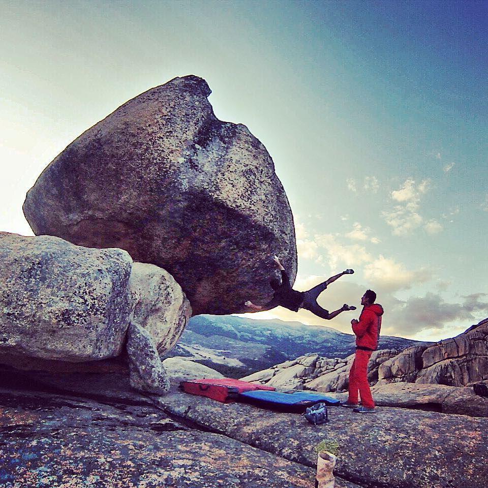 vivalapedri's tweet photo. "Volare oh oh... Nel blu dipinto di blu..." @miguelitobaeza volando por #lapedriza. #SoloBoulder #soloboulderteam #… http://t.co/iKlM7fXunV