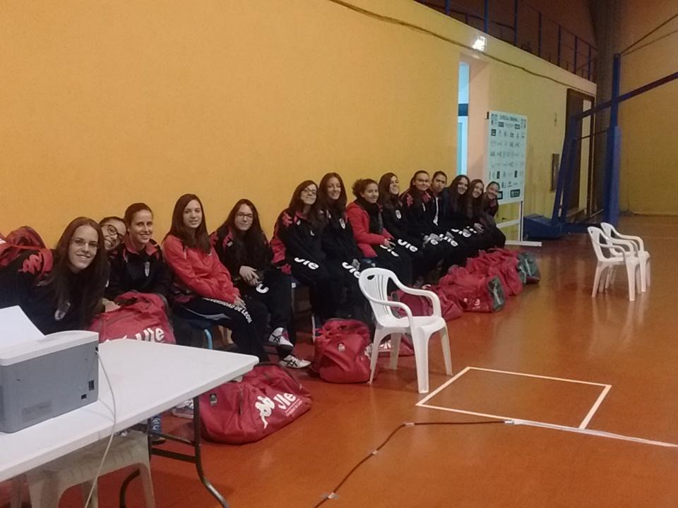 aule_voley's tweet photo. Ya estamos en #Aviles para el primer partido de pretemporada con @voleycurtidora Nueva temporada del @aule_voley #PNF http://t.co/mZdlb7ctlp