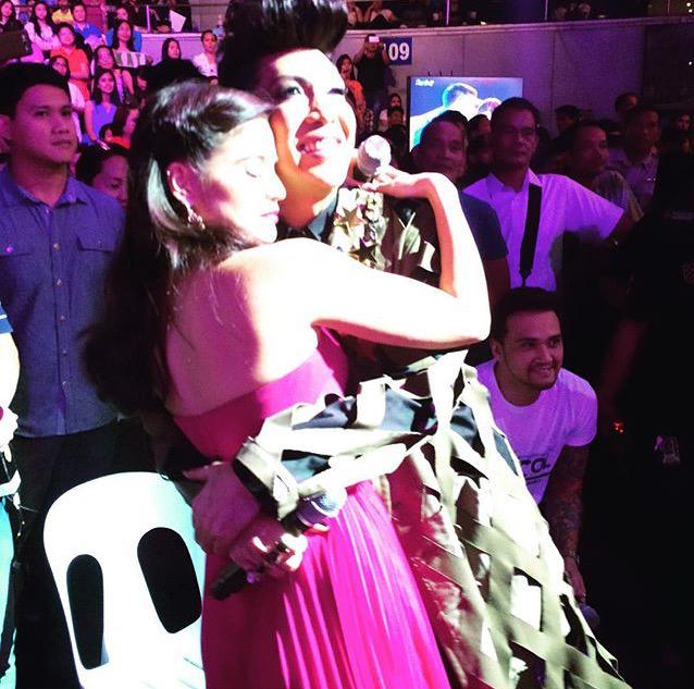 teamKATHNIEL's tweet image. Vice Ganda and Anne Curtis while watching KathNiel’s prod number. 💙 #ShowtimeKapamilyaDay #PushAwardsKathNiels