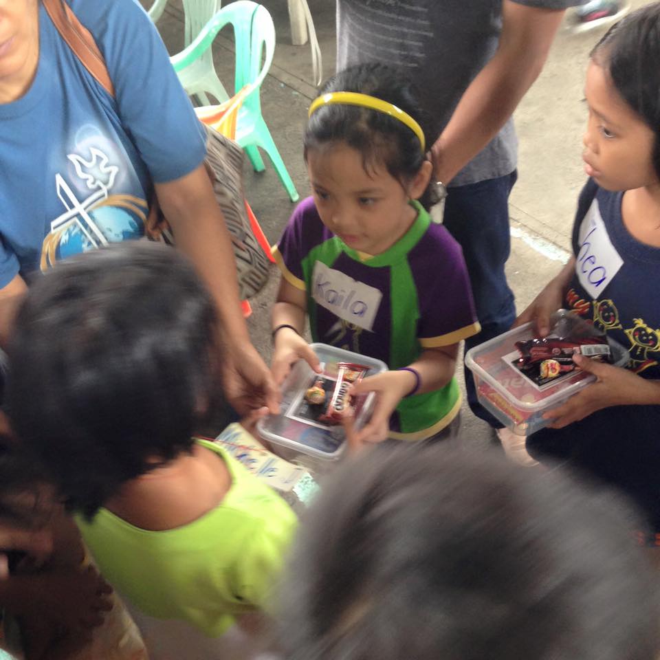 kfcgds's tweet photo. Gift giving to other kids from KFC Antipolo, Rizal. Ate Kaila leading the group! #GDS6 #globaldayofservice http://t.co/CcNoVK8aW4