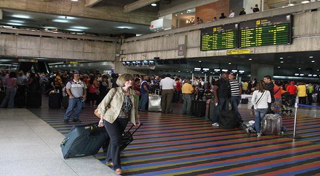 DiarioTalCual's tweet photo. AUMENTO LOCO. Autoridades no harán el alza de la tasa de salida de Maiquetía a 5100 bolívares http://t.co/1gs3qvenhp http://t.co/6NajZzEige