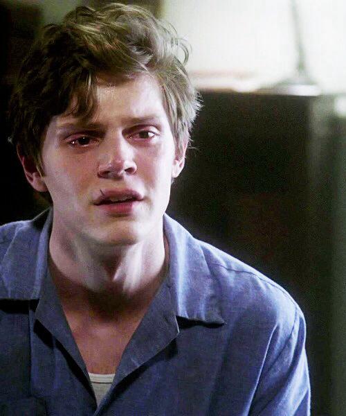 vyctordelrey's tweet photo. evan peters is even hotter when he's crying http://t.co/MsWCBW2Fla