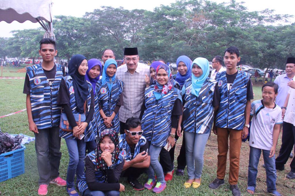 H2OComms's tweet photo. Adik2 sukarelawan PLKN @jlknhq juga hadir brsma hari ini utk mmbntu &amp; sempat brgmbr brsma DS @HishammuddinH2O http://t.co/eaAcqCGiHh