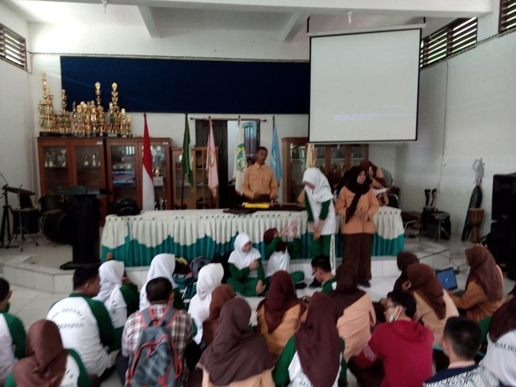 OsisSkada's tweet photo. Rapat pertama pengurus OSIS SMK Negeri 2 Balikpapan masa bhakti 2015-2016 di Aula SMKN2 http://t.co/nGddvO5YfS