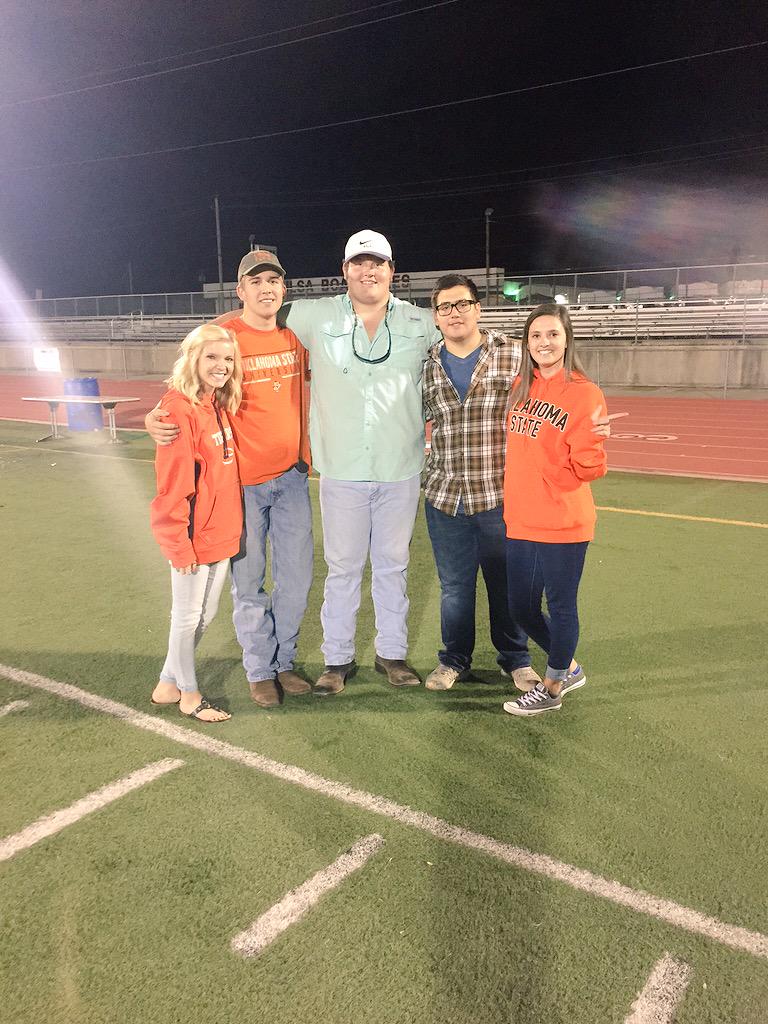 corn_mikayla's tweet photo. THE high school hang ons http://t.co/pruIm6GlW2