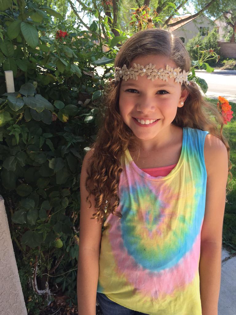 Sierra_Haschak's tweet photo. Hippy Day at school!! 💕❤️ #becausenicematters #hippyday http://t.co/XVknRyAV8y