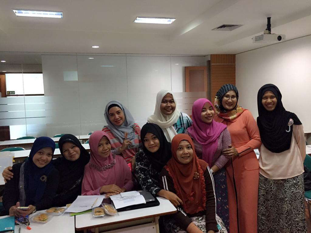 Vi2enSweet's tweet photo. Hari ini di kelas,,,selesai matkul kita aksis 🙌🙌 http://t.co/ulTK5rXoNV