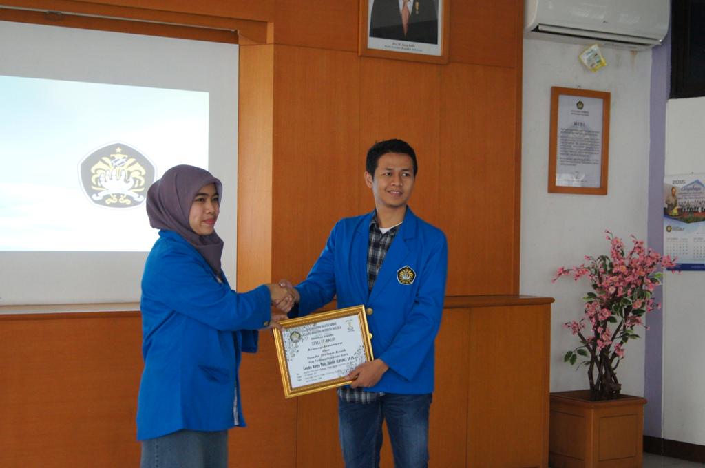 Pemberian kenang-kenangan oleh <a href="/mutiakarli/">MTK</a> :D