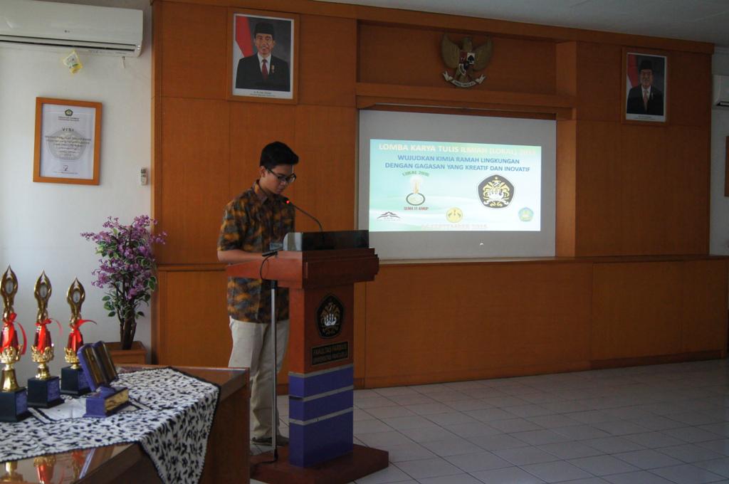 Pembacaan doa pembukaan oleh Saudara Akmaludin....Bismillahirrahmanirrahim :)