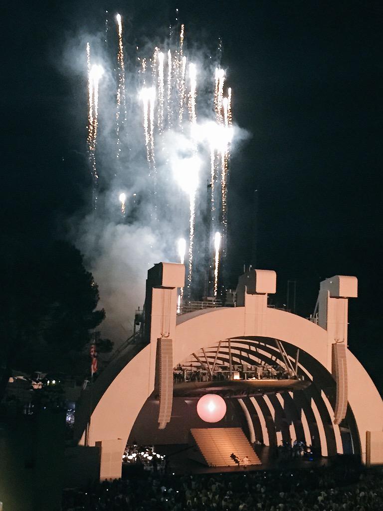_klum's tweet photo. Amazing @HollywoodBowl @kanyewest #808sandheartbreak http://t.co/zqPcLSukXv