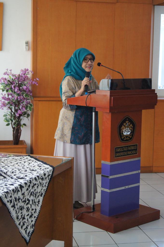 Pembacaan tata tertib oleh Dr. Yunahara Farida, M.Si, Apt.
