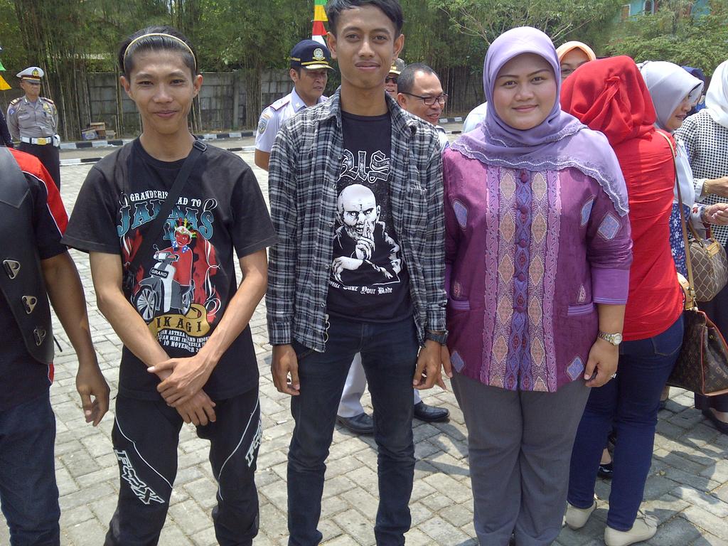GLECI_cikarang's tweet photo. Trmksh kpd Ibu Bupati kab Bekasi &amp; polresta Bksi, yg brsdia foto bsma kmi @hadiztortion1 @nenengyasin @tmcrestabekasi http://t.co/OKm4SWbFNL