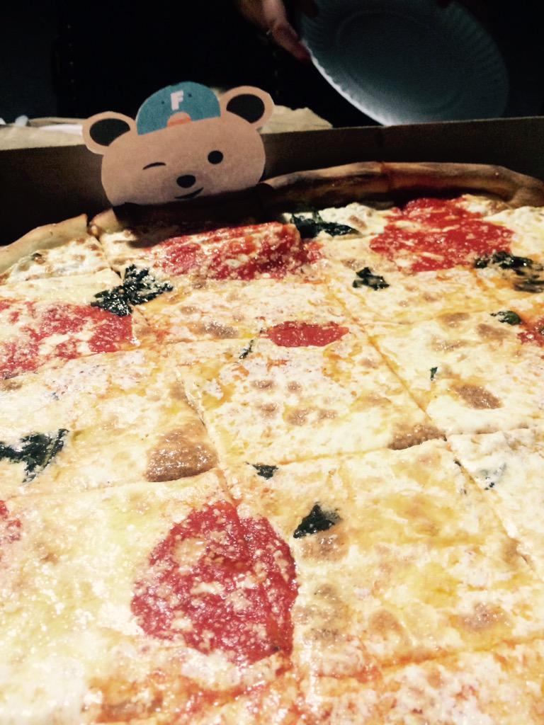 FoozeApp's tweet photo. Nothing like some fresh #fridaynight #pizza! Last stop on the #spoonfooze #munchies tour with @nyuspoon #yummy http://t.co/IQEwfbzgIs